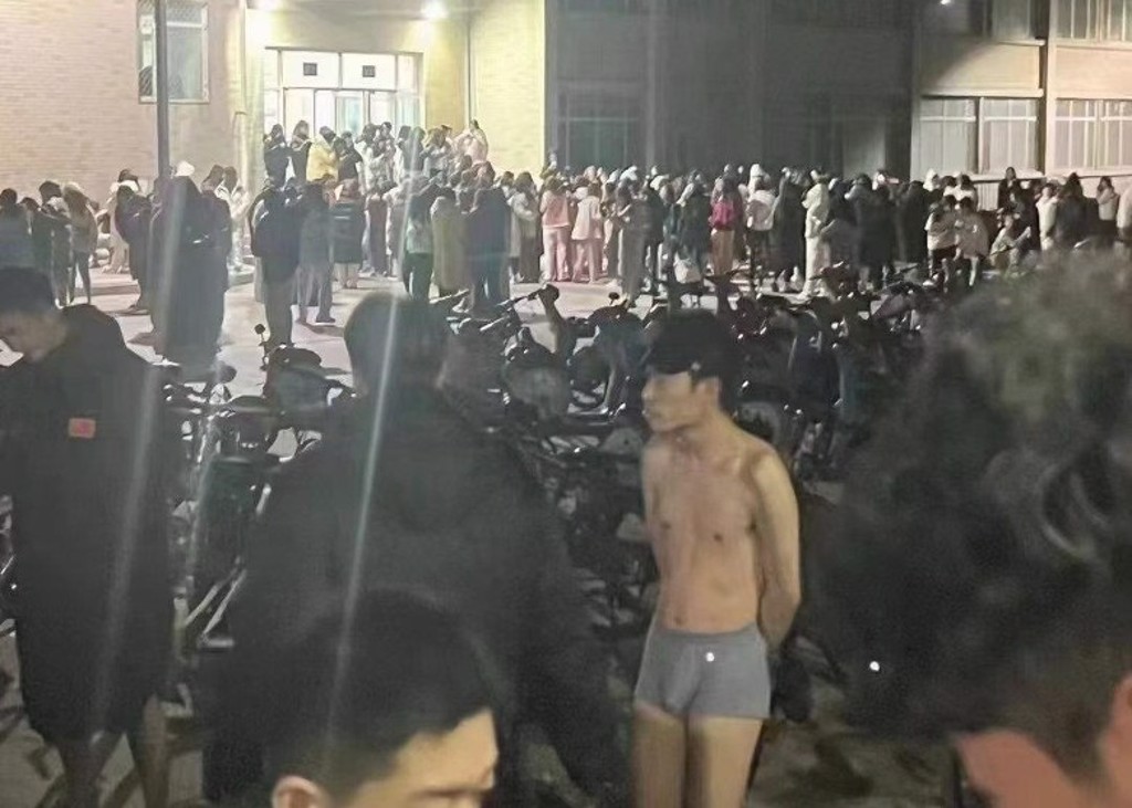 大陸甘肅午夜6.2極淺層強震，民眾走到街上避難，有人甚至趕不及穿上衣服全身赤裸，或只以棉被遮住身體。(圖/翻攝東網)