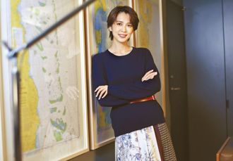 洪金宝次子恋小15岁刘奕儿  飞台护6年情 私下互动曝光