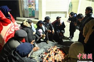 轟隆一聲二樓的牆塌了！甘肅大地震太驚恐 災民心有餘悸街頭取暖