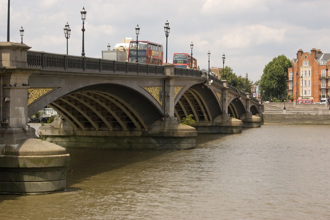 街友进驻富豪区 他花1.2万盖木屋 坐拥「河景第一排」