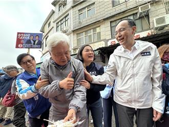 朱立倫金門掃街談金廈大橋 「巧遇」公投推手陳滄江買螃蟹