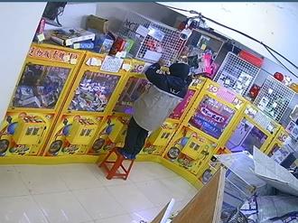 娃娃机店「1漏洞」惨遭窃 他从土城偷到中坜下场惨