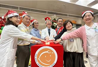 台中兒童醫院歡慶耶誕 魏德聖「這席話」惹哭醫師