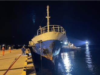 擱淺還漏油的外籍貨輪脫困  晚間拖進馬公港檢修