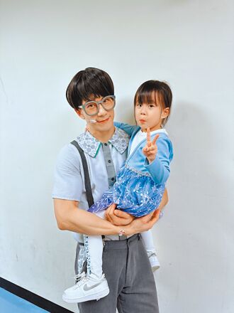 纪言恺搞笑演儿童剧 女儿满意夸值得