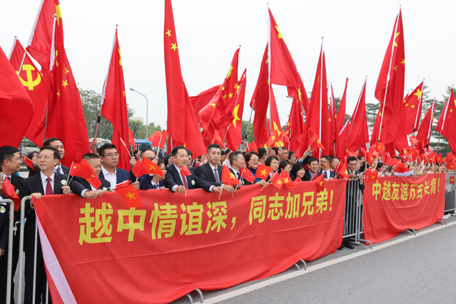 在美方地缘政治攻势下，中方对于与越南关系期待很高，既是同志又是兄弟，热情的程度前所未见。图为中方人员在机场迎接习近平。（图／中新社）