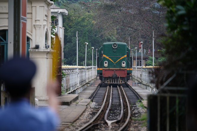过去中越间来往不多，边境上有大量的越南民工越境到中国打工，但现在情势已发生逆转。图为云南省红河州的河口县，与越南老街省隔河相望。（图／中新社）