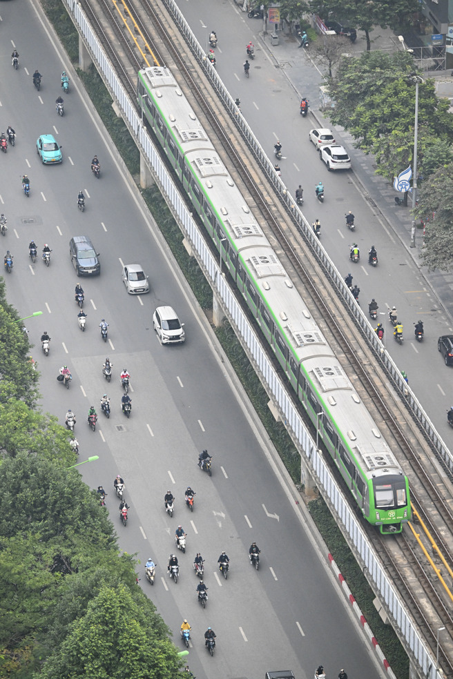 越南河内吉灵-河东线城市轻轨总长13公里，是「一带一路」的标志性项目，由中国承建，为河内的地标性交通设施。（图／新华社）