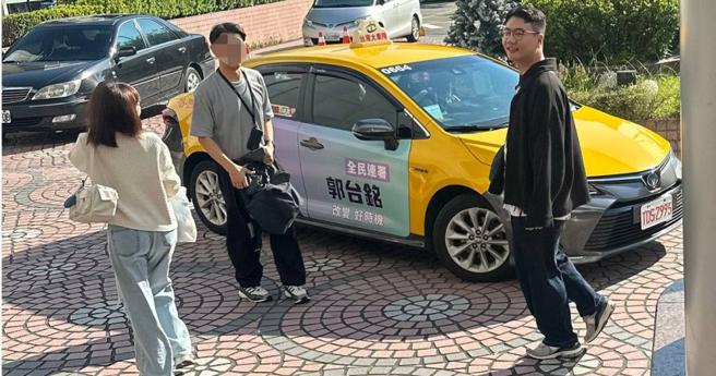 阿翰现身电视台，准备跟经纪人一起搭计程车赶往下个行程。（图／读者提供）