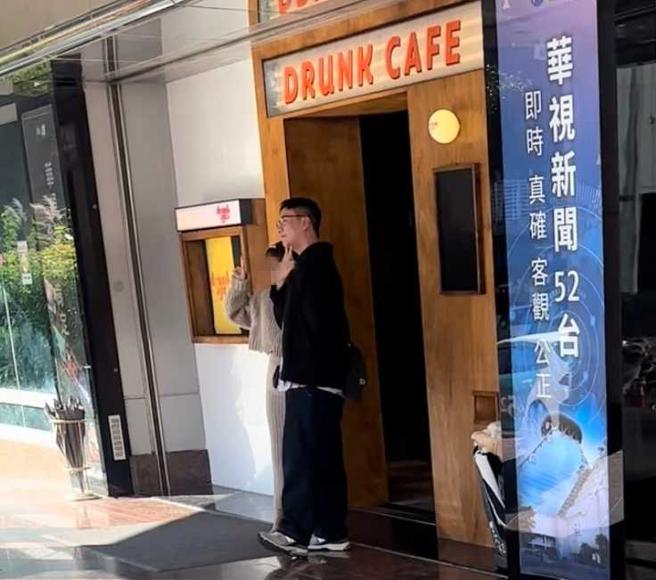 阿翰在电视台旁的网美餐厅，开心与粉丝合照。（图／读者提供）