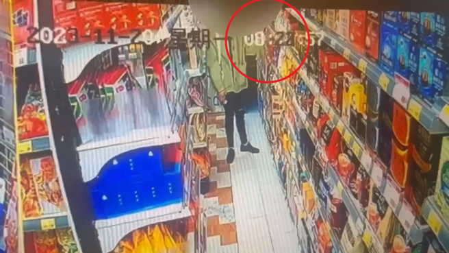 北市店家清点时发现短少数袋咖啡包，女子被逮辩称「钱不够临时起意」。（翻摄画面）