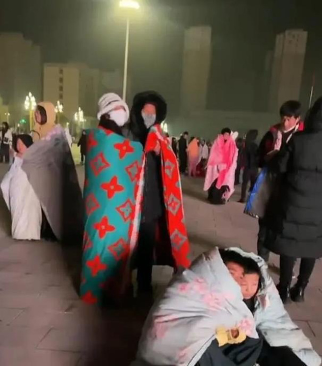 甘肃强震，习近平指示全力救灾。图为居民在避难。（取自大陆网路）