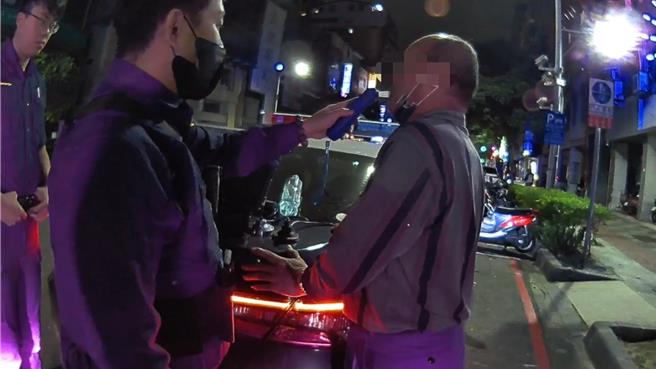 高雄62歲許姓男子2年前因酒駕遭逮，當時的他發誓戒酒，沒想到16日他到市區找朋友，因相談甚歡遭到勸酒，許男只好不顧誓言，將黃湯喝下肚。（高市新興分局提供／楊舒婷高雄傳真）★《中時新聞網》關心您：飲酒過量，有礙健康。酒後不開車，安全有保障！