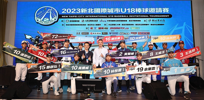 新北U18選手之夜教育局劉明超副局長致贈澳洲、韓國及各縣市代表隊客製化專屬運動毛巾（圖/新北市政府教育局提供）