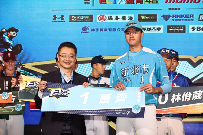 新北市教育局劉明超副局長致贈應援毛巾給新北市球員代表蕭齊（圖/新北市政府教育局提供）