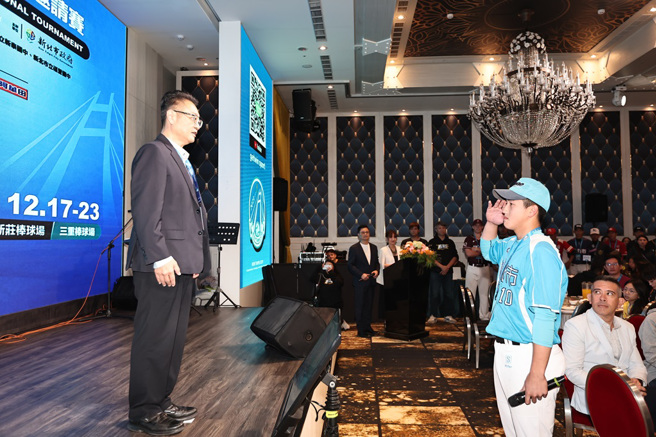 新北國際城市U-18棒球邀請賽開幕暨選手之夜，由新北藍隊穀保家商二刀流選手陳睦衡代表（圖/新北市政府教育局提供）