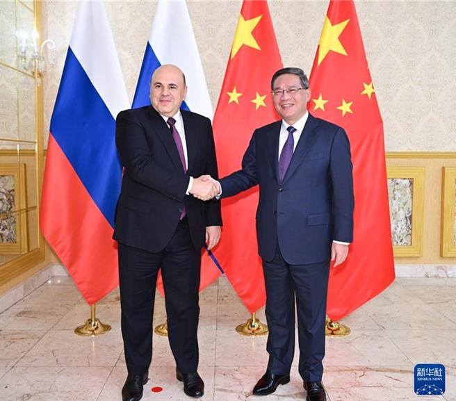 圖為當地時間10月25日下午，大陸國務院總理李強在比斯凱克出席上合組織會議期間，會見俄羅斯總理米舒斯京。（圖／新華社）