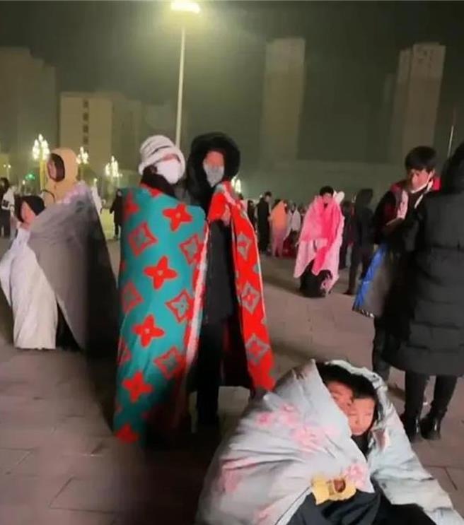 甘肅18日深夜爆發6.2級地震，測量震央離最近村僅4公里，且當地19日最低溫-16℃。（取自大陸網路）