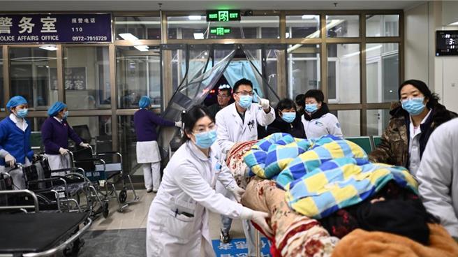 12月19日，一名地震傷員在青海省海東市民和回族土族自治縣人民醫院接受救治。（圖／新華社）