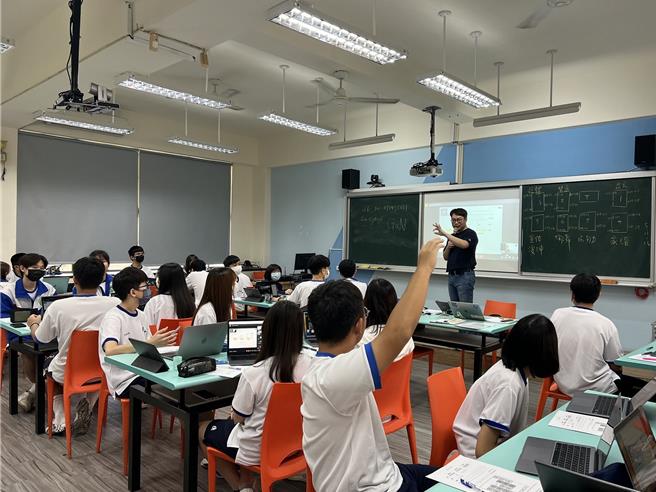 高雄市立三民高中教師透過「虛擬整合情境學習」教授「半導體概論」。（教育部提供／林志成台北傳真）
