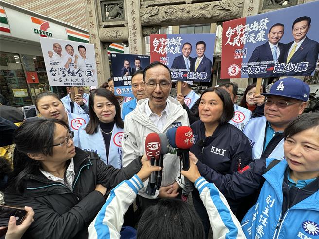 国民党主席朱立伦今（19）日一早搭机飞抵金门，合体寻求「3连霸」的立委参选人女战神陈玉珍。（于家麒摄）