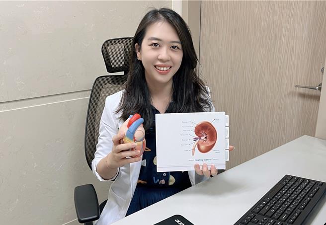 亚洲大学附属医院家庭医学科主治医师吴佾璇表示，不少民眾得知罹患糖尿病会拒绝接受、不愿承认，也不愿服药治疗，导致衍生包括心血管疾病、脑血管疾病、肾臟病变、周边神经病变、视神经病变等问题。（亚大医院提供／潘虹恩台中传真）