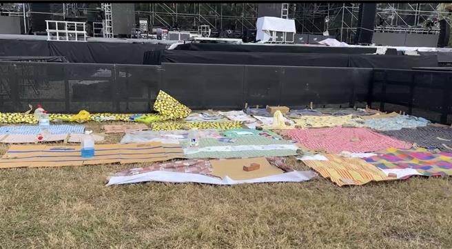 台南好Young耶誕演唱會23日登場，現場已有許多粉絲卡位。（曹婷婷攝）