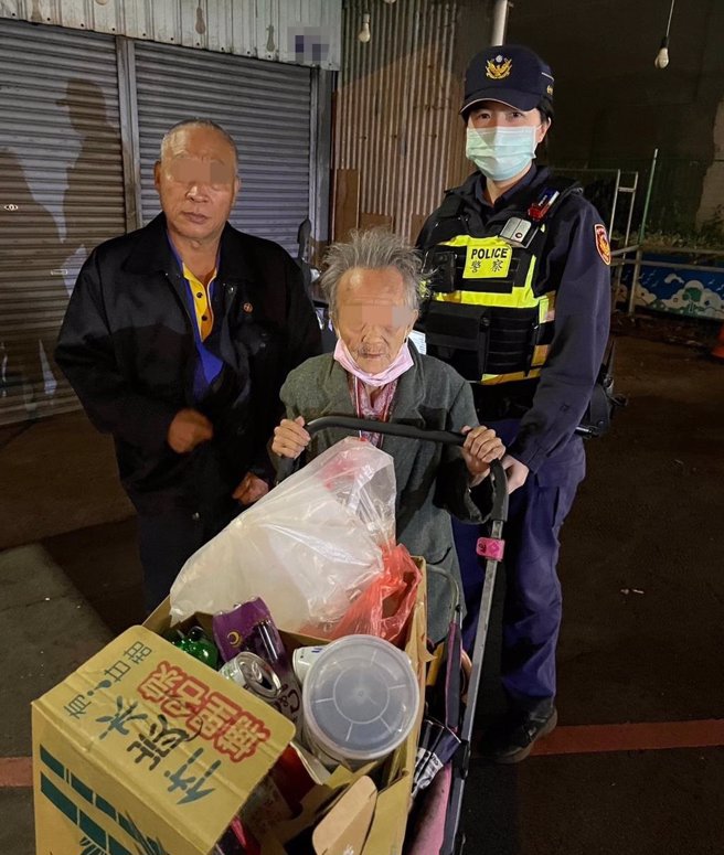 陳姓阿嬤日前獨自外出拾荒，由於天色漸暗，迷途在甲后路上，員警獲報馳援。（警方提供）