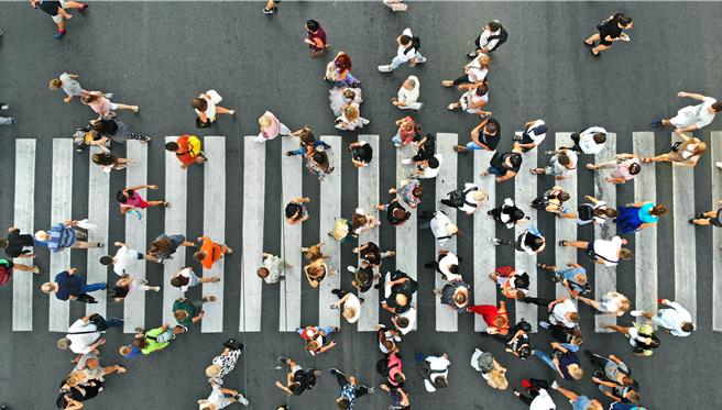 被問及明年宏觀經濟政策重點，大陸國家發改委指出，要統籌新型城鎮化和鄉村全面振興，包含把農業轉移人口市民化擺到凸出位置。（shutterstock）