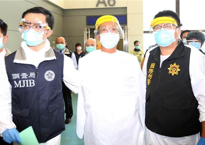 涉嫌非法吸金的秦庠钰（中）在调查局及刑事局干员押解下，从曼谷搭机返台。（本报资料照片）