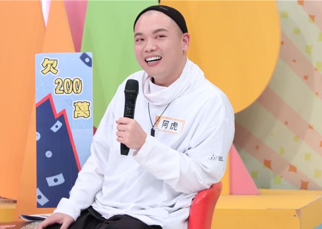 阿虎欠债太多，无奈只好跟地下钱庄借钱。（中天提供）