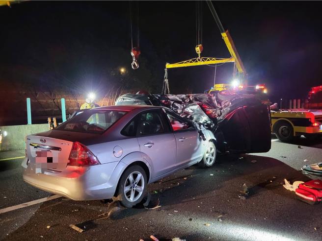 施姓男子18日晚间开车载妻女去台中市竹中疑自撞侧翻，又遭后车撞击车顶，导致车内3人均伤重身亡。（警方提供／杨静茹南投传真）