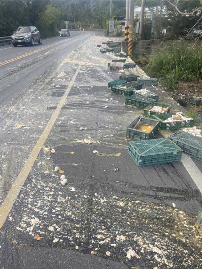 台東知名蛋行貨運車今上午行經台9線345公里處彎道時，疑似綑繩鬆脫，近30籃雞蛋掉落，長達50公尺路面布滿蛋液。（台東縣警察局提供／蕭嘉蕙台東傳真）