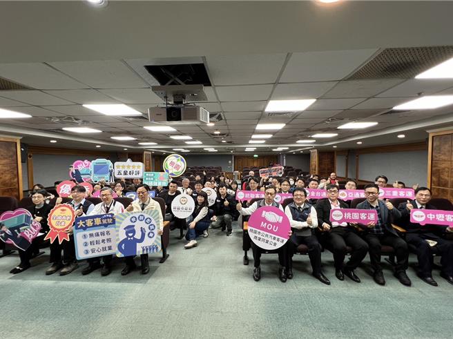 桃园市交通局为解决客运业司机荒，创全国之先祭出「受训即就业」计画。(蔡依珍摄)