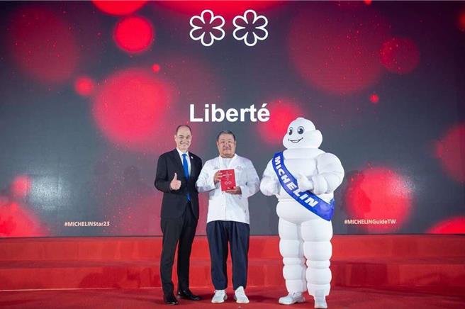 高雄国城建设引进的法餐「Liberté」连续2年获选米其林指南星级餐厅，今年更摘下2星，主厨武田健治（中）与国城合约已满将走人。（摘自米其林网站）