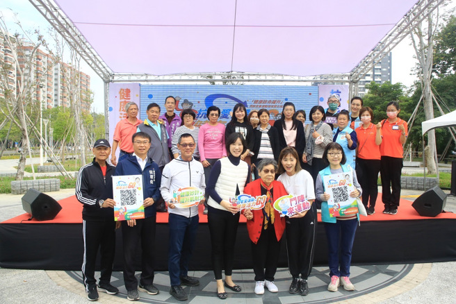 台灣羽球名將戴資穎的父親（前排左3）和阿嬤（前排右3）出席高雄市政府衛生局活動，呼籲民眾善用公園運動設施動一動。（高雄市政府衛生局提供）