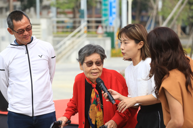台灣羽球名將戴資穎的父親（左1）、阿嬤（左2）出席高雄市政府衛生局活動。（高雄市政府衛生局提供）