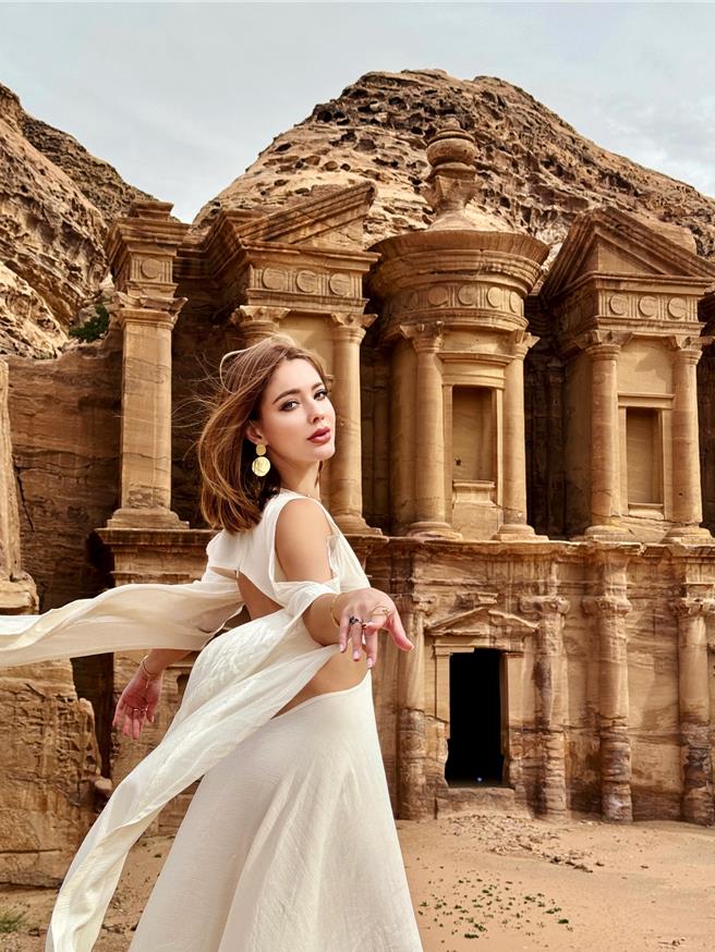 安妮如愿到中东国家拍2024年历美照，辣露美背。（伊林提供）