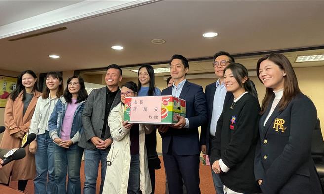 台北市长蒋万安（右四）19日上午进入议会拜会各委员会时，也简短接受访问。表示路权都是由警察局、新工处核审，都是依照专业评估，依法依规定进行审查。（刘彦宜摄）