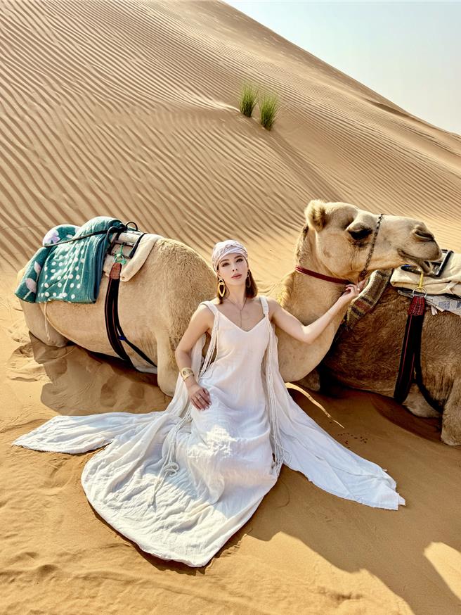 安妮跟骆驼合体，过程相当顺利。（伊林提供）