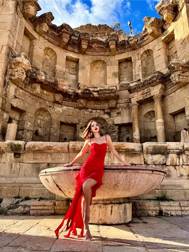 在约旦杰拉景点前，安妮的性感红色洋装非常抢眼。（伊林娱乐提供）