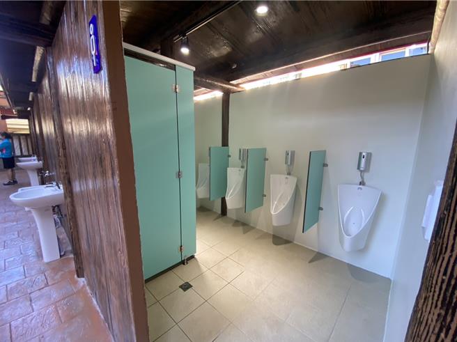 苗栗縣政府文觀局重新整修南庄鄉永昌宮前公廁。（苗栗縣政府提供／謝明俊苗栗傳真）