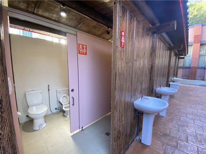 苗栗縣政府文觀局重新整修南庄鄉永昌宮前公廁。（苗栗縣政府提供／謝明俊苗栗傳真）