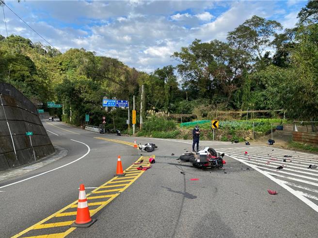 桃园大溪台7乙线18日下午发生4车连环撞事故。（翻摄照片／蔡明亘桃园传真）