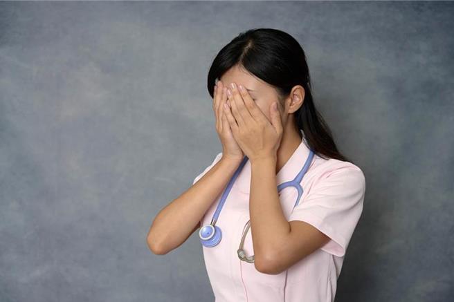 体育老师把头埋在女学生胸部猥亵（示意图，达志影像）