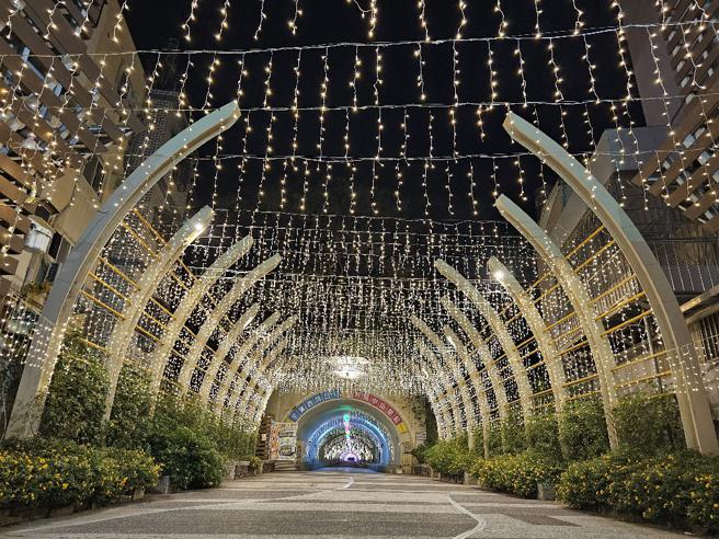 搭配逾7萬顆LED燈泡的耶誕燈光秀，中山大學隧道搖身一變成璀璨星河（圖片來源：國立中山大學提供）
