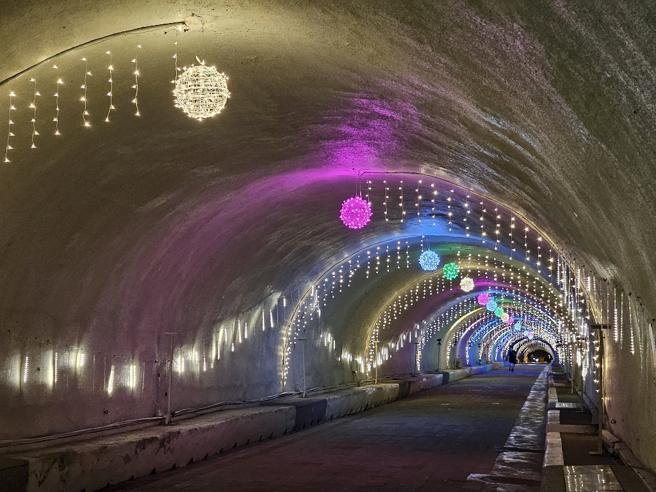 今年以星辰意象為視覺主軸，將貫通校內外的西子灣隧道妝點成耶誕隧道（圖片來源：國立中山大學提供）

