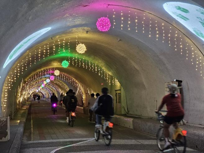 原本昏暗的通行隧道，在有限資源下力圖改造，透過光影、藝術和音樂的洗滌，不只讓整個隧道鮮活起來。（圖片來源：國立中山大學提供）