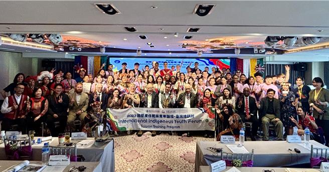 原住民族委員會今天上午在高雄翰品酒店辦理「2023國際原住民族青年論壇 台灣培訓班」結訓典禮，由原民會主任委員夷將．拔路兒Icyang．Parod主持，並為來自紐西蘭、帛琉、美國、澳洲、菲律賓等16個國家地區的參訓青年授證。（林雅惠攝）