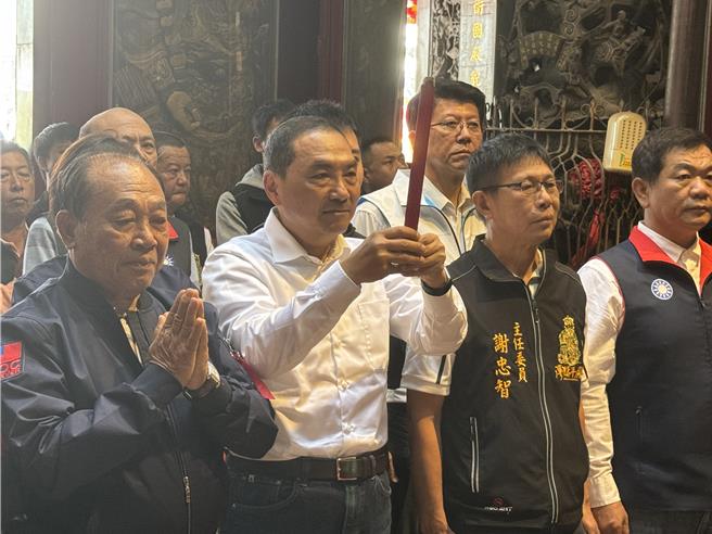 國民黨總統候選人侯友宜（左二）19日中午在灣裡萬年殿參拜。（曹婷婷攝）